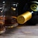Dos vasos con whisky junto a una botella de coñac